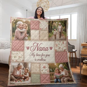 Op de afbeelding: Een gepersonaliseerde quilt met familiefoto's en de tekst "Nana My love for you is endless." De quilt heeft een patchwork-ontwerp met roze, crème en bloemmotieven. De quilt wordt door een persoon omhoog gehouden.