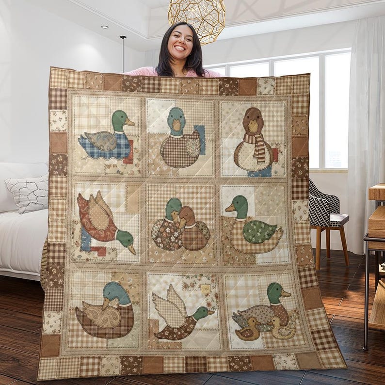 Puede incluir: Una colcha de patchwork rectangular con nueve cuadrados distintos, cada uno con patos ilustrados en varias posturas. La colcha est&aacute; dise&ntilde;ada con una paleta de colores marr&oacute;n, beige y crema, incorporando patrones de cuadros y flores en la tela.