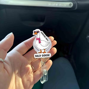 Bobine d'insigne Silly Goose rétractable, porte-carte d'identité d'oie drôle avec lunettes de soleil, joli cadeau de bureau pour infirmière enseignante, clip pour badge 100 % humour vérifié