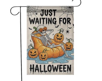 Just Waiting For Halloween Garden Flag, Zabawna dekoracja z dyni szkieletowej, Upiorny baner ogrodowy, Dekoracja jesienna na zewnątrz