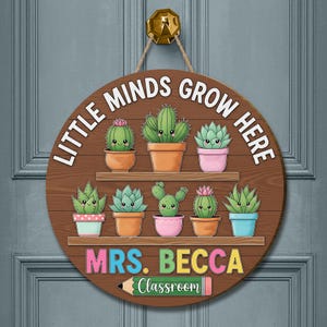 Tabliczka dla nauczyciela „Little Minds Grow Here” – spersonalizowana dekoracja na drzwi do klasy z uroczym kaktusem – spersonalizowany prezent na powrót do szkoły, tabliczka na drzwi dla przedszkolaków