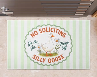 Felpudo Silly Goose "No solicitar" - Felpudo de porche de rayas verdes estilo preppy con diseño de ganso