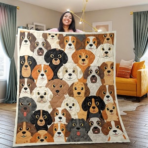 Puede incluir: Una manta acolchada con un patrón repetido de caras de perros de dibujos animados en varios colores, incluyendo marrón, negro y blanco. La manta tiene un borde color crema y un patrón de costura en forma de diamante.