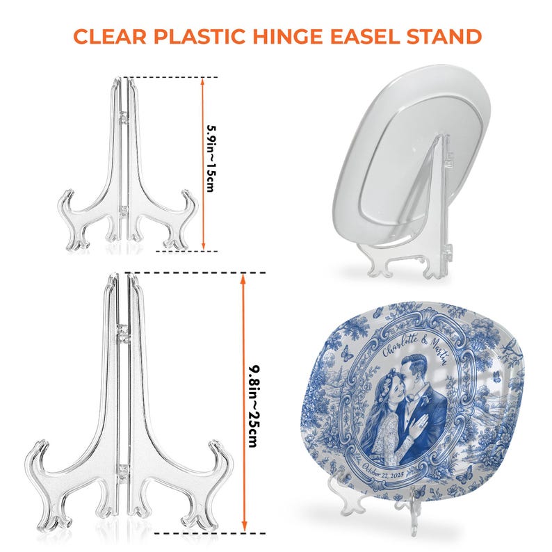 K&ouml;nnte beinhalten: Transparente Kunststoff-Klappst&auml;nder zur Pr&auml;sentation. Der kleinere St&auml;nder ist 15 cm hoch, der gr&ouml;&szlig;ere St&auml;nder ist 25 cm hoch. Die St&auml;nder werden zusammen mit einem Dekoteller mit blau-wei&szlig;em Motiv dargestellt.
