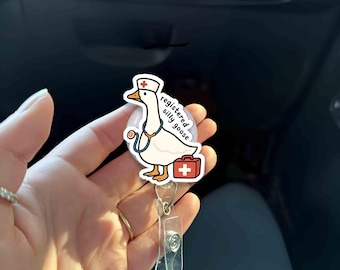 Geregistreerde Silly Goose Nurse-badgehaspel | Grappige RN ID-houder | Leuke intrekbare medische clip | Cadeau voor gezondheidswerker | Sleutelkoordje gans