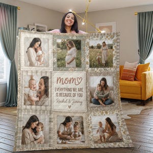 Puede incluir: Un edredón personalizado beige y blanco con fotos familiares. El edredón tiene un borde con estampado floral y a cuadros. El cuadrado central dice "mamá" con el texto "Todo lo que somos es por ti" y los nombres "Rachel & Jimmy".