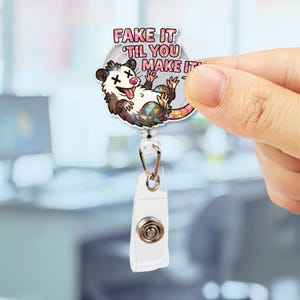 Bobine de badges « Faites semblant jusqu'à ce que vous le fassiez » - Porte-badge amusant pour opossum - Joli clip rétractable pour les infirmières, les employés de bureau et les amoureux des animaux