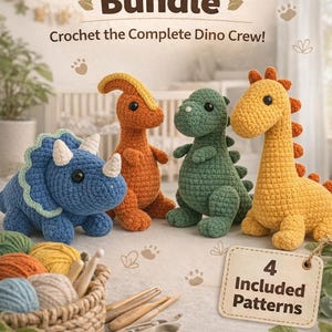 Op de afbeelding: Een gehaakte Dino Squad Bundle met vier kleurrijke dinosaurus amigurumi: een blauwe triceratops, oranje parasaurolophus, groene dinosaurus en gele giraffe-achtige dinosaurus. De afbeelding bevat garen, haaknaalden, een schaar en een label met "4 Included Patterns".