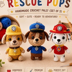 Könnte beinhalten: Ein Set aus drei handgefertigten Häkel-Plüschfiguren mit der Aufschrift RESCUE PUPS. Die Figuren umfassen einen gelben Bauarbeiter-Welpen, einen blauen Polizei-Welpen und einen roten Feuerwehr-Welpen, jeweils mit passendem Hut und Abzeichen.