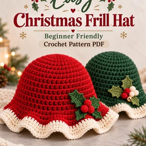 Pode incluir: Dois chapéus de crochê com abas de babados na cor creme, um vermelho e outro verde escuro, cada um adornado com folhas de azevinho e bagas de crochê. O texto diz Easy Christmas Frill Hat Beginner Friendly Crochet Pattern PDF.