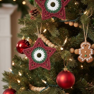 Puede incluir: Un árbol de Navidad decorado con adornos rojos y verdes. El árbol presenta adornos de estrella de ganchillo en burdeos, verde y blanco, junto con adornos de bola roja y un adorno de hombre de jengibre. Luces parpadeantes y guirnaldas de cuentas de madera se suman a la decoración festiva.