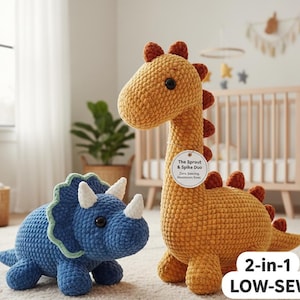 Puede incluir: Dos juguetes de dinosaurios de ganchillo. Uno es azul con un volante verde y cuernos blancos, el otro es amarillo con púas marrones. El dinosaurio amarillo tiene una etiqueta que dice "The Sprout & Spike Duo". La imagen también dice "2-en-1 LOW-SEW".