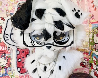 Cabeza de fursuit Kemono blanca y negra personalizada con gafas, máscara de cosplay de anime furry, casco de disfraz de resina hecho a mano, regalo furry kawaii con cadena punk