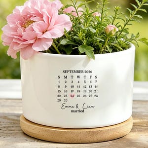 Gepersonaliseerde huwelijksverjaardag kalender planter, aangepaste datum keramische bloempot met schotel, minimalistisch bureaudecor, cadeau-idee jonggehuwde