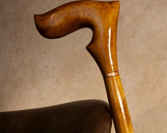 Klassieke houten wandelstok, traditionele wandelstok, elegante wandelstok, gesneden houten stok, handgemaakte wandelstok, bruine wandelstok, natuurlijk houten wandelstok