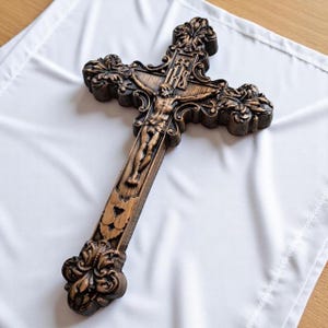 Houten kruisbeeld, gesneden muurkruis, kruis van Jezus Christus, katholiek kruis, christelijk houten geschenk, religieuze muurkunst, aangepast houten kruis