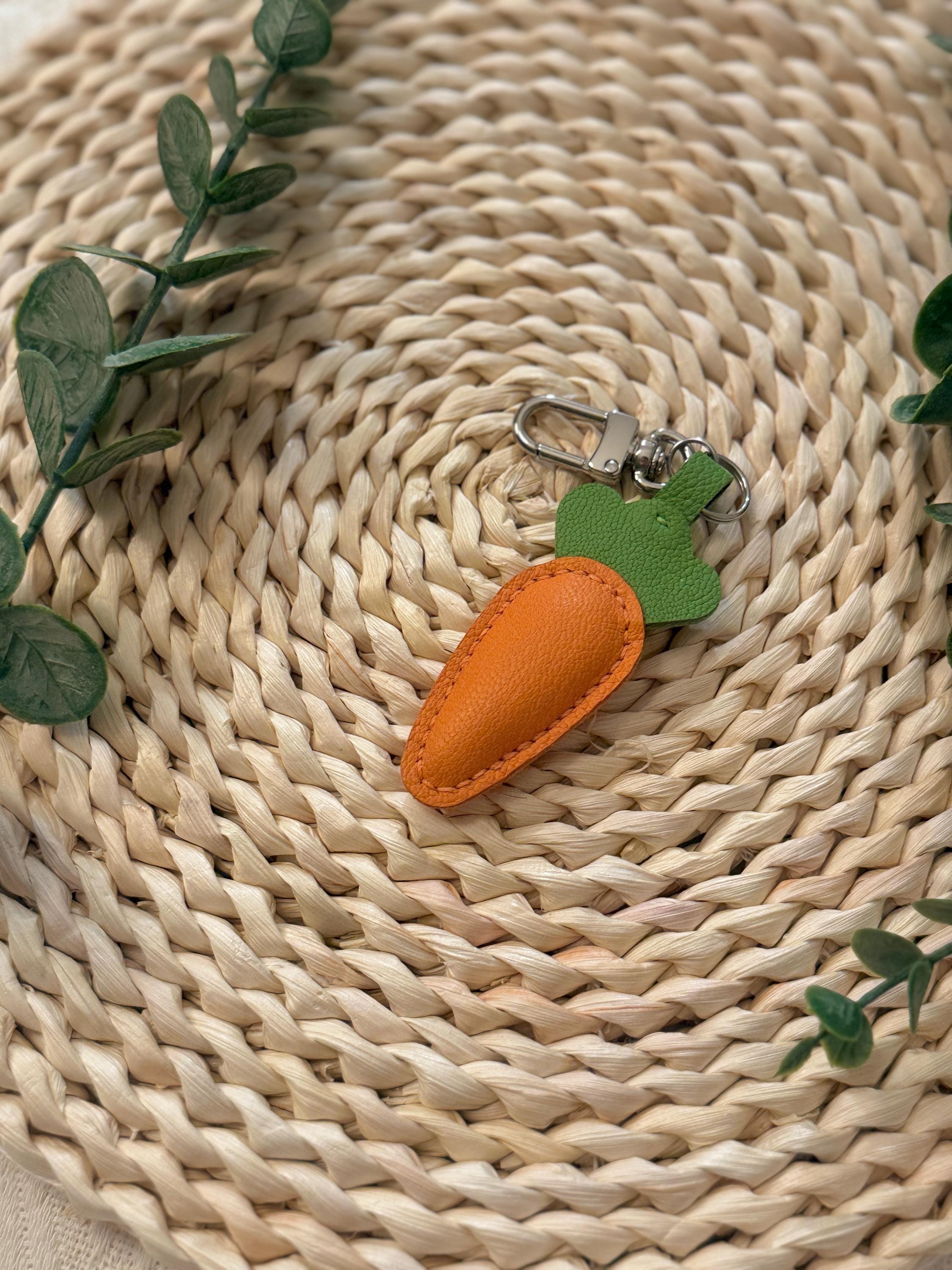 Handmade Genuine Leather Cute Carrot Keychain – Handmade Vegetable Bag Charm, Food-Inspired Keyring for Backpack, Purse, or Gift