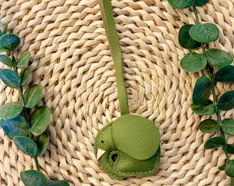 Llavero de piel auténtica con forma de elefante verde aguacate / Accesorio de piel hecho a mano / Bonito dije para bolso / Regalo sostenible