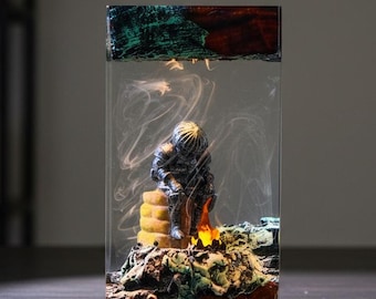 Escultura de resina de diorama de guerrero de fantasía / Decoración de escritorio única / Arte con efecto de fuego brillante / Bloque de cristal transparente hecho a mano / Regalo de coleccionista