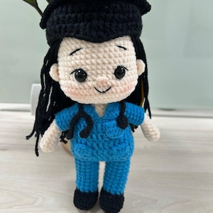 Gehäkelte Amigurumi Abschluss Mädchen Puppe im blauen Outfit, niedliches handgemachtes Plushie, Abschlussfeier Andenken Geschenkidee für Studenten 2025
