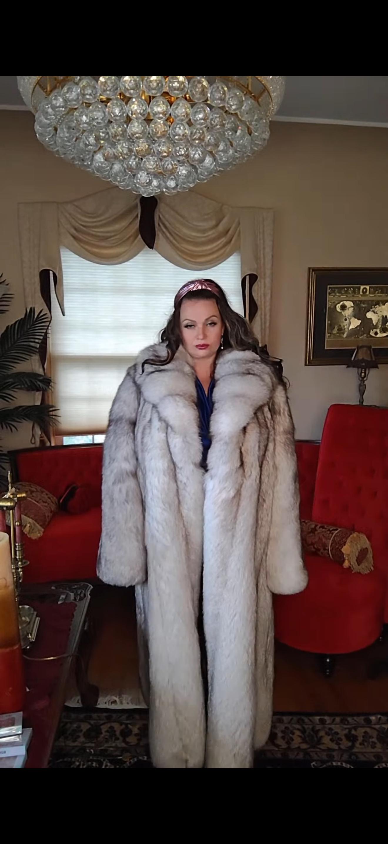 ROYAL SAGA HUGE Genuine White Grey Tips Blue Fox Fur Coat Unisex