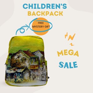 Puede incluir: Una mochila amarilla para niños con una pintura de una escena de pueblo. La mochila tiene un bolsillo lateral y cremalleras negras. El texto en la imagen dice "CHILDREN'S BACKPACK", "FREE MYSTERY GIFT" y "MEGA SALE".
