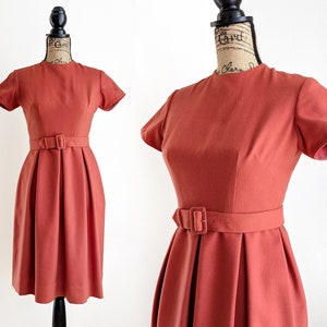 Robe de jour rouge rouille des années 60, robe plissée vintage avec ceinture assortie, taille S petit image 1