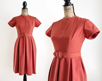 Robe de jour rouge rouille des années 60, robe plissée vintage avec ceinture assortie, taille S petit