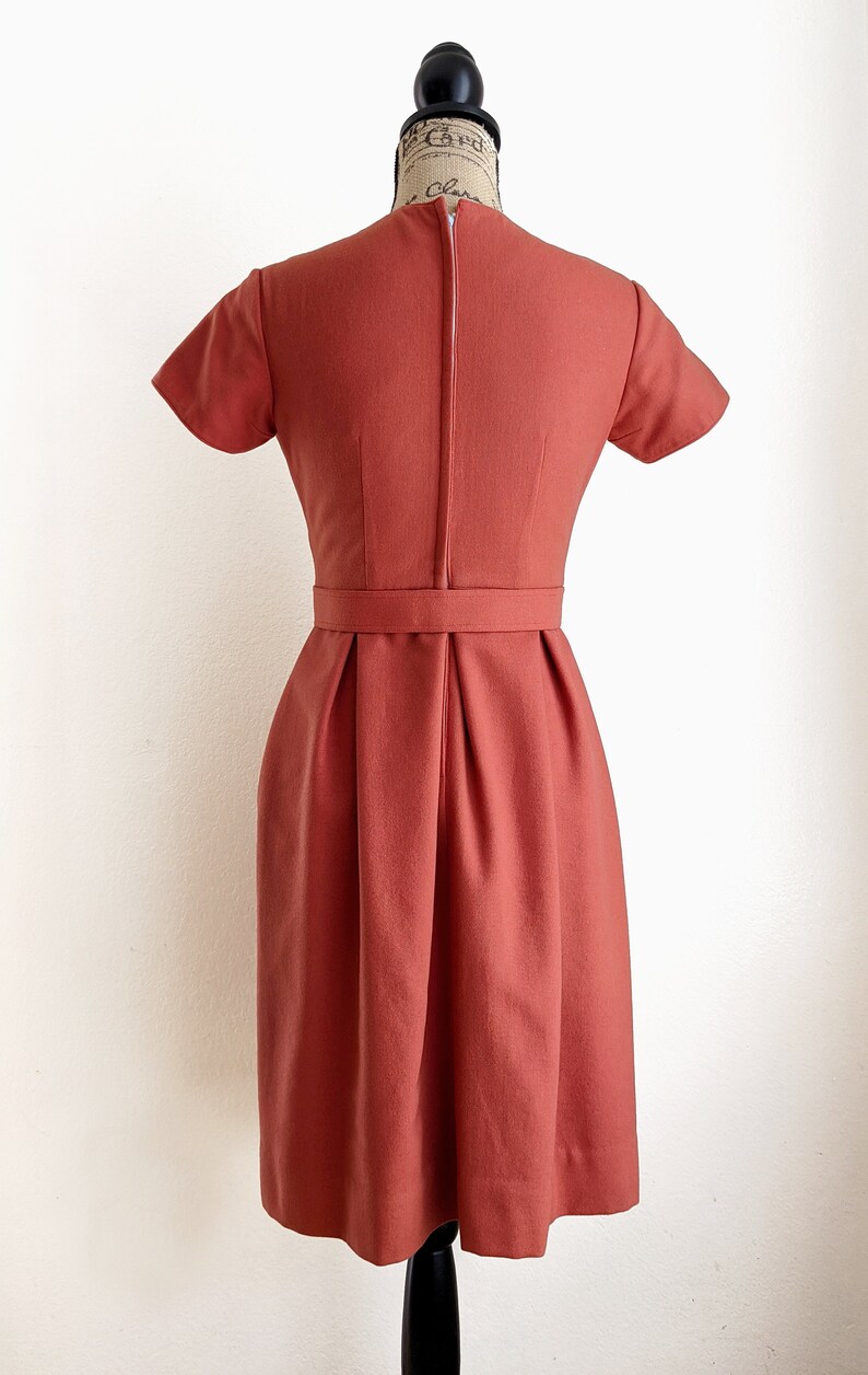 Robe de jour rouge rouille des années 60, robe plissée vintage avec ceinture assortie, taille S petit image 7