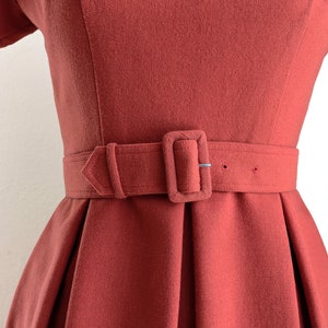 Robe de jour rouge rouille des années 60, robe plissée vintage avec ceinture assortie, taille S petit image 4