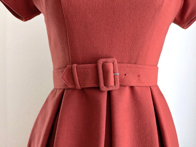 Robe de jour rouge rouille des années 60, robe plissée vintage avec ceinture assortie, taille S petit image 4