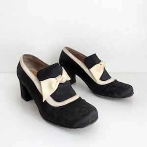 Vintage 60s black and white bow pumps, Mackey Starr square toe satin pumps, chunky mod pumps, size 6