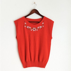 Women&#39;s red sweater vest, vintage 70s red floral vest, red embroidered vest, sleeveless pullover sweater, size M medium