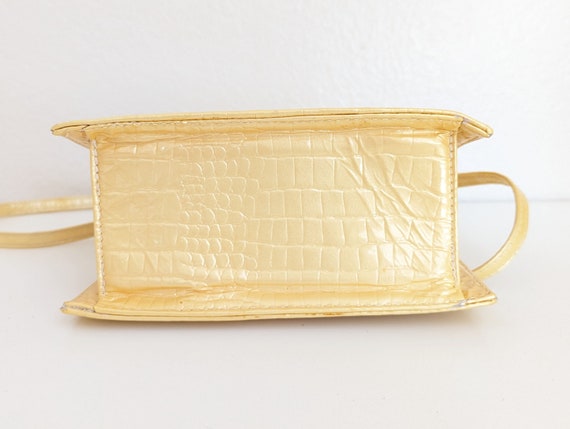 Vintage pale yellow alligator style purse, patent… - image 6