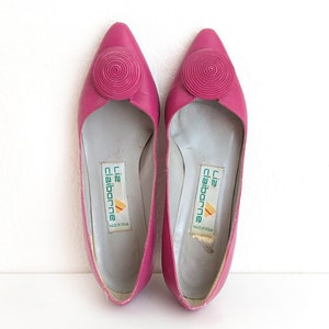 Vintage 80s pink pumps, dark pink pointed toe pumps, pink kitten heels with swirl decor, Liz Claiborne, size 5