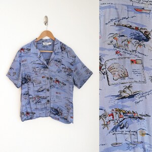 Camisa azul vintage dos anos 90 para acampamento, camisa com estampa inovadora para acampamento, blusa com botões e tema de cartão postal de férias na praia tropical, linha dois, tamanho L grande