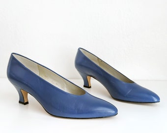 Blue vintage pumps, 80s Liz Claiborne solid pumps, dark blue kitten heels, size 8
