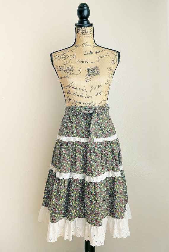 Vintage green floral tiered skirt, eyelet trim ru… - image 3