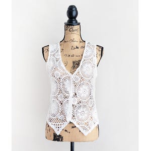 Vintage 90s white crochet vest open knit boho floral lace button up layering vest size M medium
