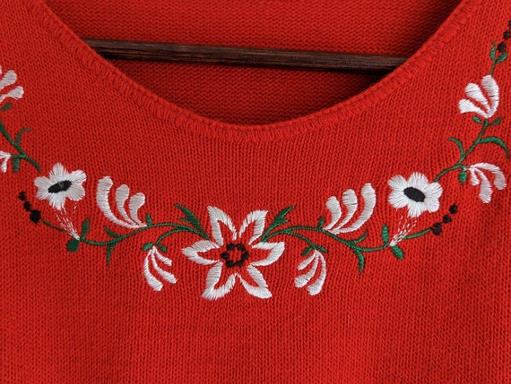 Women's red sweater vest, vintage 70s red floral … - image 3