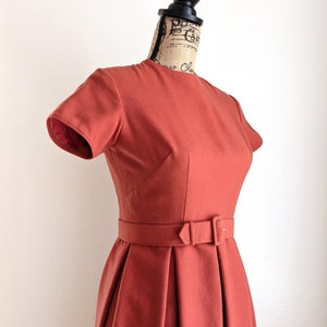 Robe de jour rouge rouille des années 60, robe plissée vintage avec ceinture assortie, taille S petit image 3