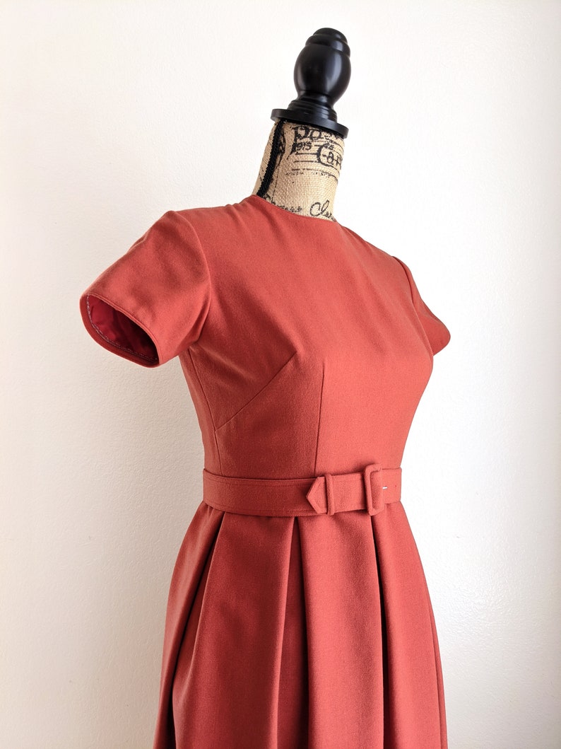 Robe de jour rouge rouille des années 60, robe plissée vintage avec ceinture assortie, taille S petit image 3