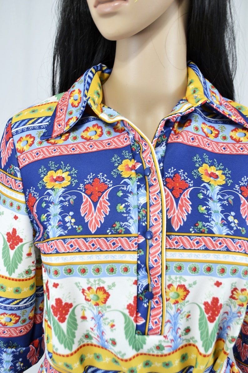 size 6 small S vintage two piece floral outfit 70s novelty print skirt and blouse set