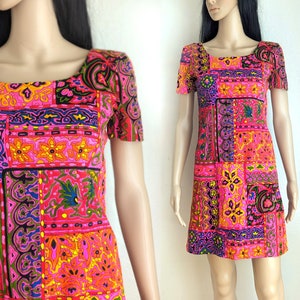 Vintage 70s pink psychedelic floral dress, groovy hippie mini dress, short sleeve geometric flower print swing dress, size XS S