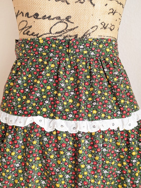 Vintage green floral tiered skirt, eyelet trim ru… - image 8