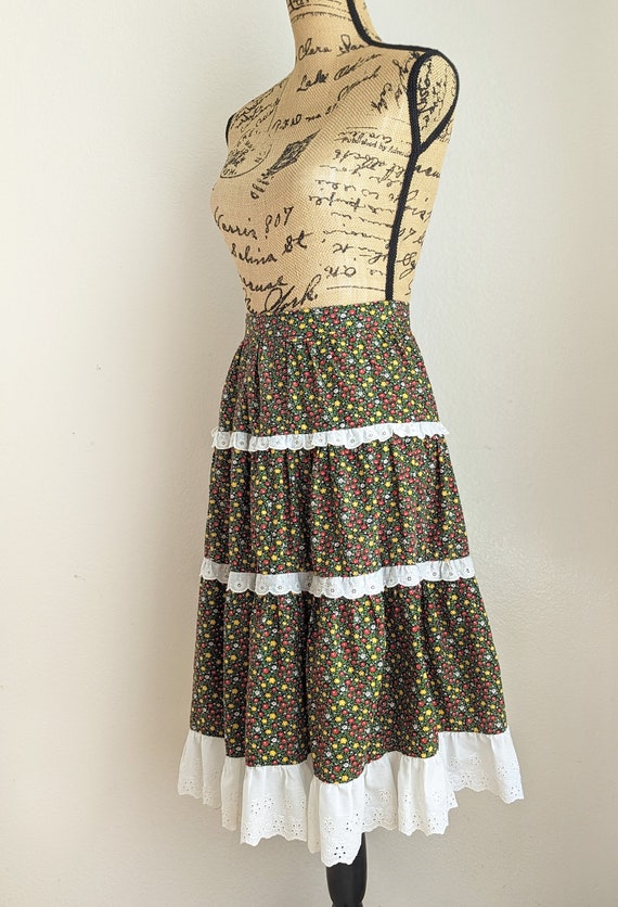 Vintage green floral tiered skirt, eyelet trim ru… - image 2