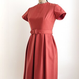 Robe de jour rouge rouille des années 60, robe plissée vintage avec ceinture assortie, taille S petit image 2