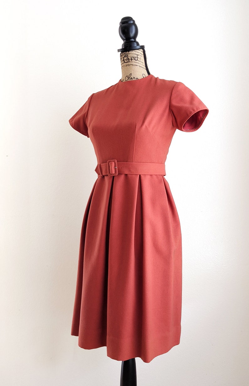 Robe de jour rouge rouille des années 60, robe plissée vintage avec ceinture assortie, taille S petit image 2