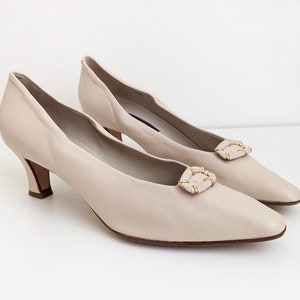 Vintage Bally Fern pumps, almond / light beige pumps, pointed toe heels, size 10.5 N (narrow)