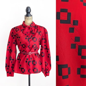 Blusa vintage anos 80 vermelha e preta com laço geométrico, estampa gráfica abstrata retrô, estilo secretária, tamanho G.